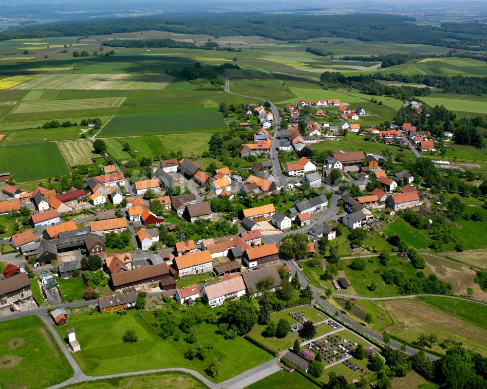 Arnshain von oben - Dorfkern am Feldrand in Arnshain im Bundesland Hessen, Deutschland