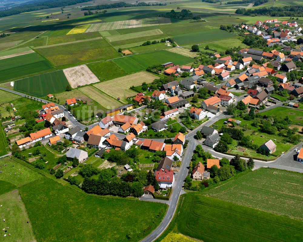 Arnshain aus der Vogelperspektive: Dorfkern am Feldrand in Arnshain im Bundesland Hessen, Deutschland