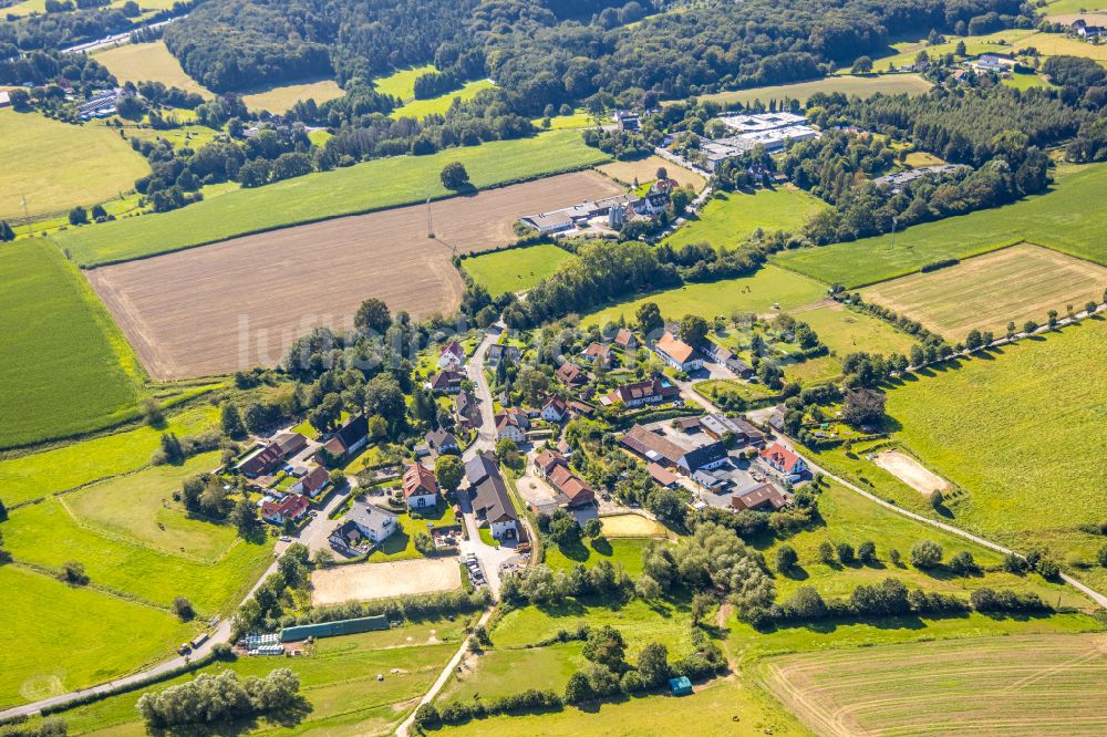 Asbeck aus der Vogelperspektive: Dorfkern am Feldrand in Asbeck im Bundesland Nordrhein-Westfalen, Deutschland