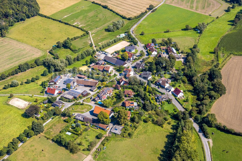 Asbeck von oben - Dorfkern am Feldrand in Asbeck im Bundesland Nordrhein-Westfalen, Deutschland