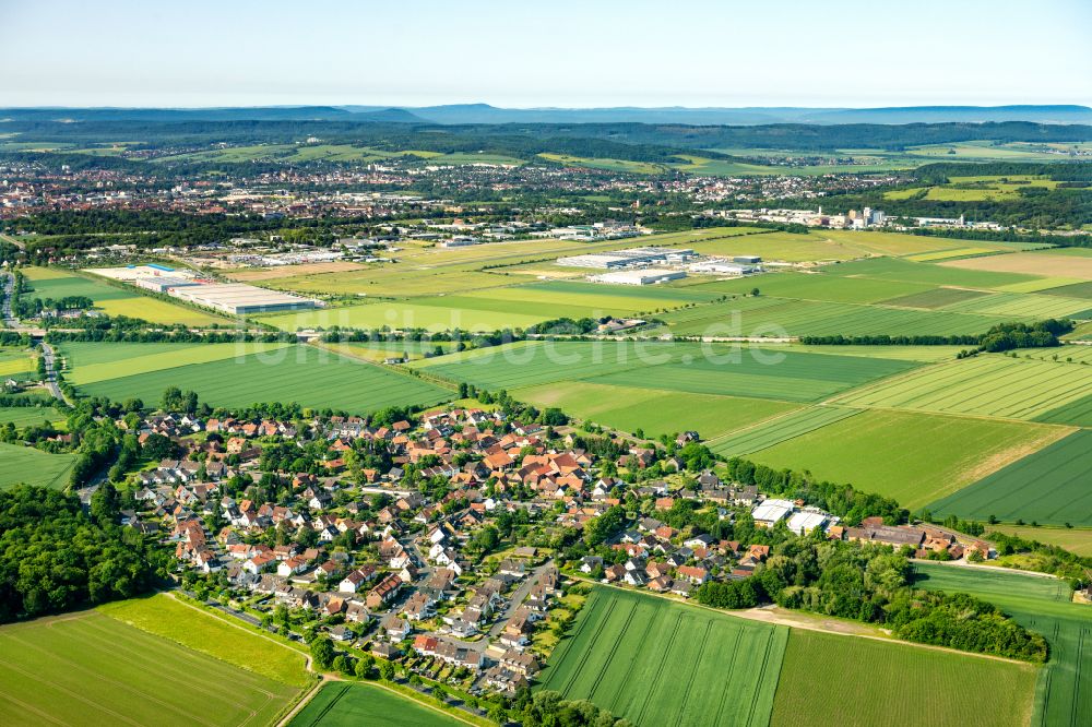 Asel aus der Vogelperspektive: Dorfkern am Feldrand in Asel im Bundesland Niedersachsen, Deutschland