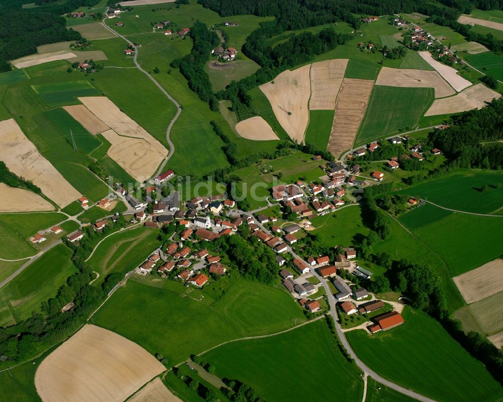 Asenham aus der Vogelperspektive: Dorfkern am Feldrand in Asenham im Bundesland Bayern, Deutschland