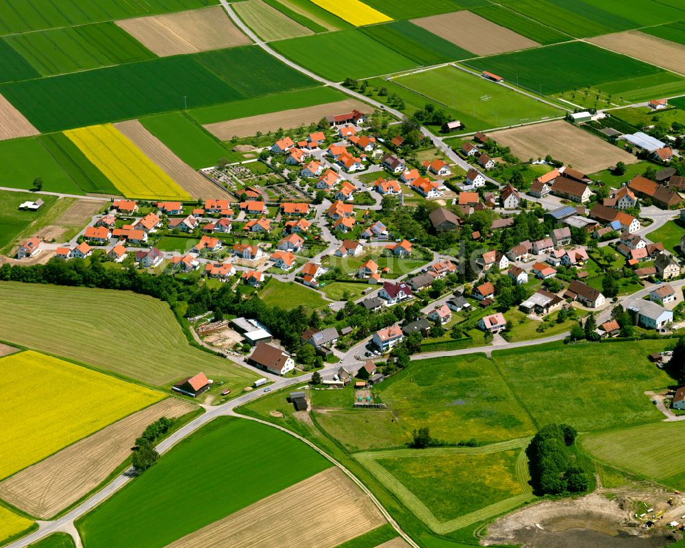 Attenweiler aus der Vogelperspektive: Dorfkern am Feldrand in Attenweiler im Bundesland Baden-Württemberg, Deutschland