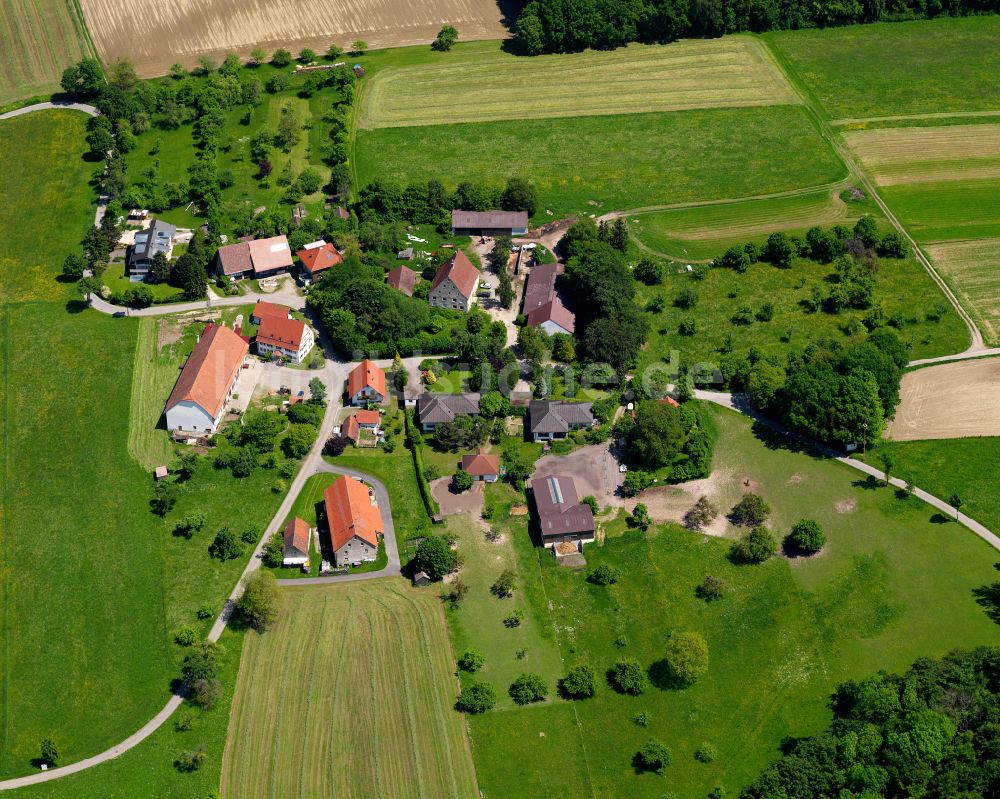 Attenweiler aus der Vogelperspektive: Dorfkern am Feldrand in Attenweiler im Bundesland Baden-Württemberg, Deutschland