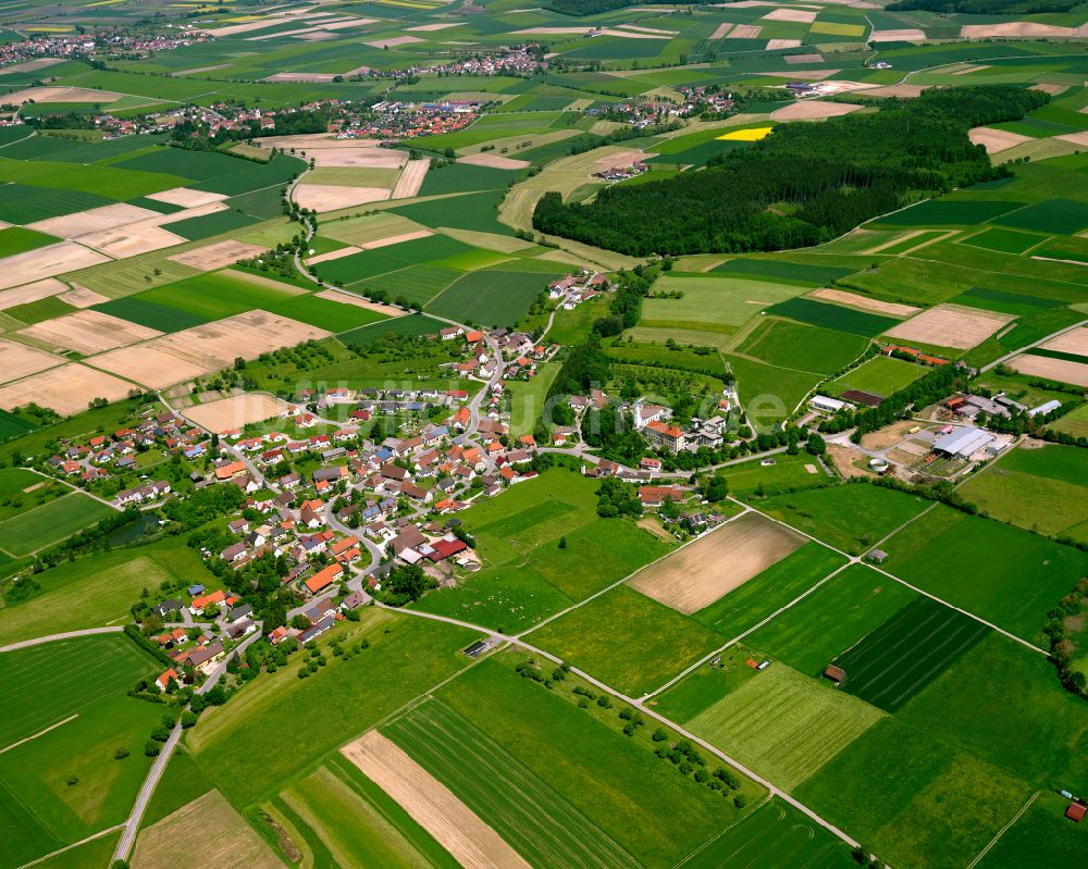 Luftaufnahme Attenweiler - Dorfkern am Feldrand in Attenweiler im Bundesland Baden-Württemberg, Deutschland