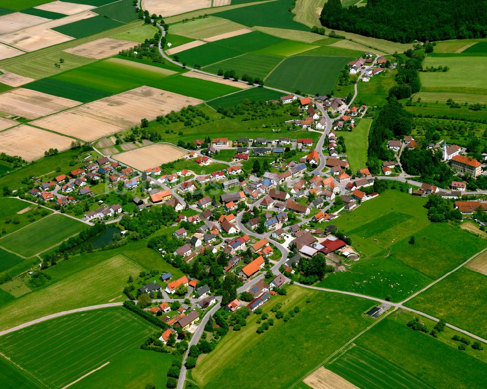 Attenweiler von oben - Dorfkern am Feldrand in Attenweiler im Bundesland Baden-Württemberg, Deutschland