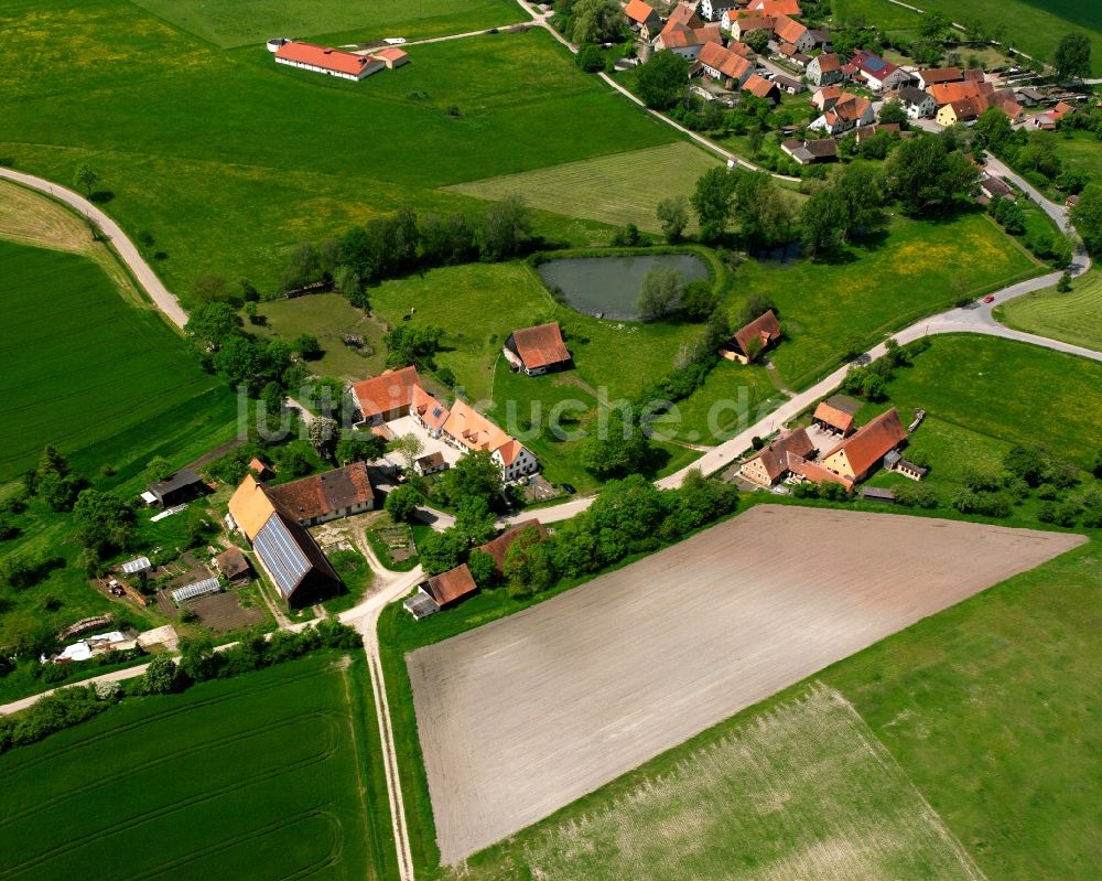 Atzenhofen aus der Vogelperspektive: Dorfkern am Feldrand in Atzenhofen im Bundesland Bayern, Deutschland