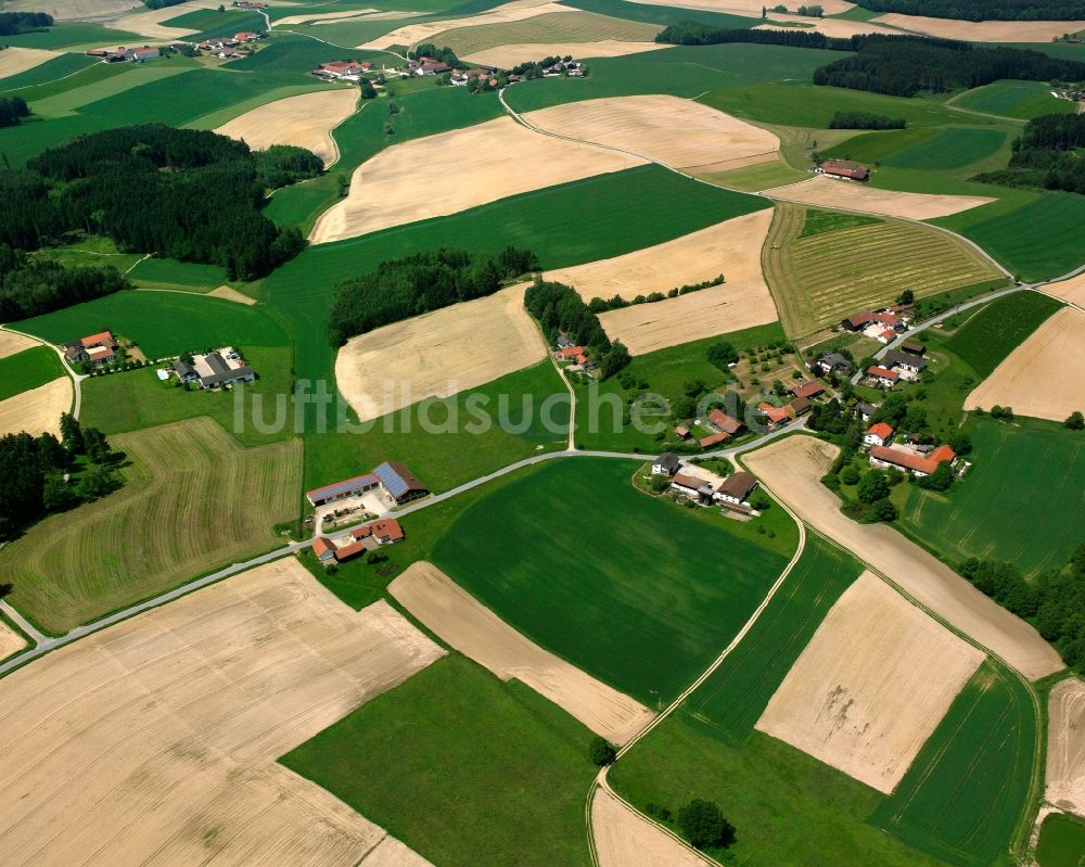 Atzing von oben - Dorfkern am Feldrand in Atzing im Bundesland Bayern, Deutschland