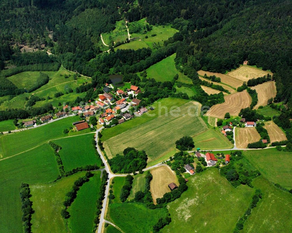 Auenzell von oben - Dorfkern am Feldrand in Auenzell im Bundesland Bayern, Deutschland