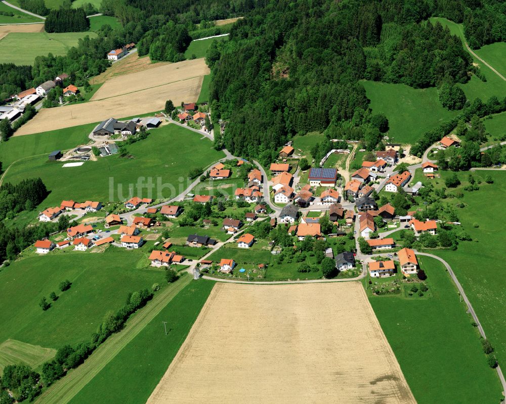 Auerbach von oben - Dorfkern am Feldrand in Auerbach im Bundesland Bayern, Deutschland