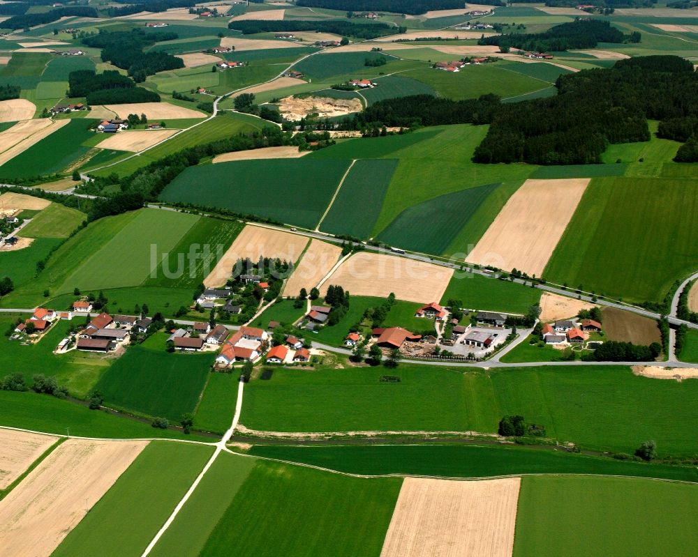 Luftaufnahme Aurolfing - Dorfkern am Feldrand in Aurolfing im Bundesland Bayern, Deutschland