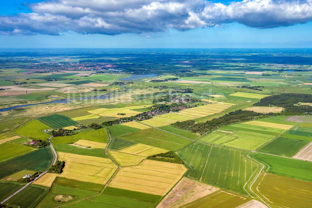 Aventoft aus der Vogelperspektive: Dorfkern am Feldrand in Aventoft im Bundesland Schleswig-Holstein, Deutschland