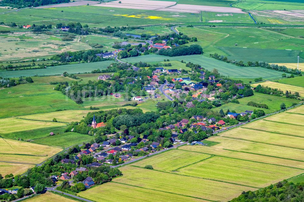 Aventoft von oben - Dorfkern am Feldrand in Aventoft im Bundesland Schleswig-Holstein, Deutschland