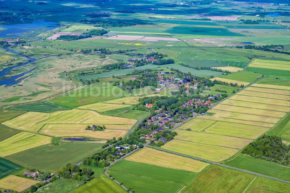 Aventoft aus der Vogelperspektive: Dorfkern am Feldrand in Aventoft im Bundesland Schleswig-Holstein, Deutschland