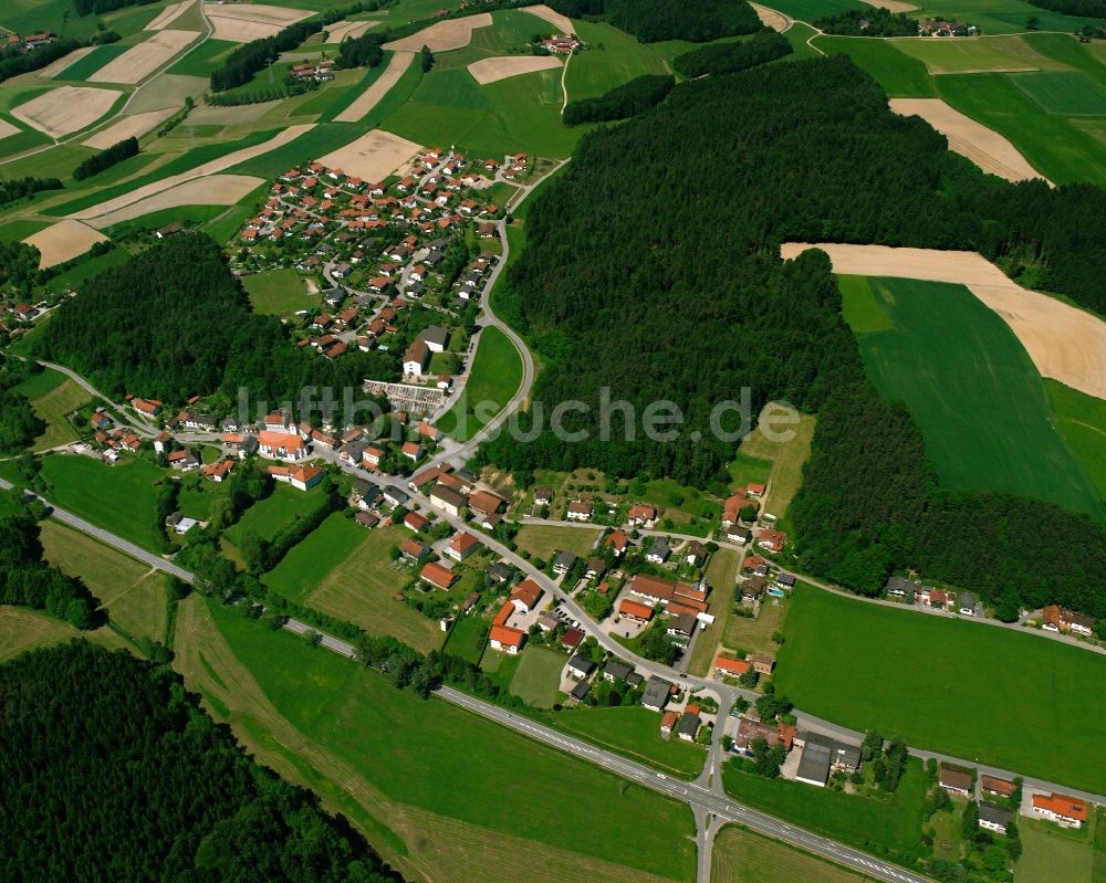 Babing aus der Vogelperspektive: Dorfkern am Feldrand in Babing im Bundesland Bayern, Deutschland