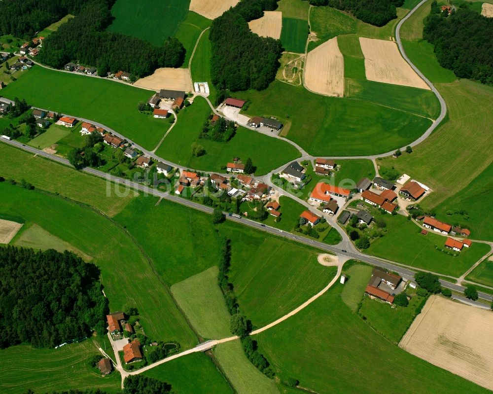 Luftaufnahme Babing - Dorfkern am Feldrand in Babing im Bundesland Bayern, Deutschland