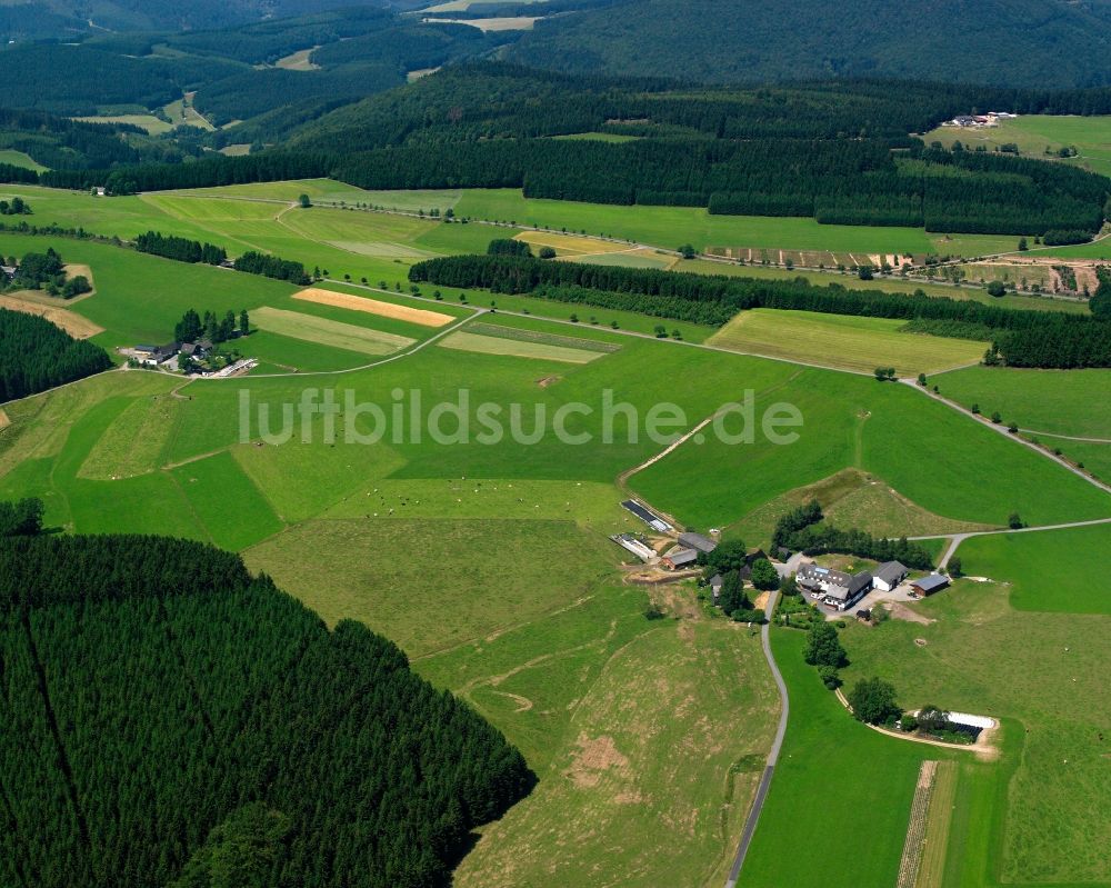 Bad Berleburg von oben - Dorfkern am Feldrand in Bad Berleburg im Bundesland Nordrhein-Westfalen, Deutschland