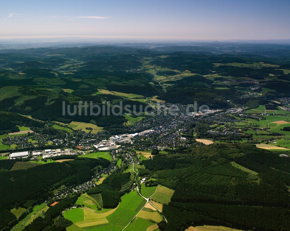 Luftaufnahme Bad Berleburg - Dorfkern am Feldrand in Bad Berleburg im Bundesland Nordrhein-Westfalen, Deutschland