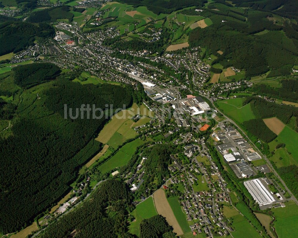 Bad Berleburg von oben - Dorfkern am Feldrand in Bad Berleburg im Bundesland Nordrhein-Westfalen, Deutschland