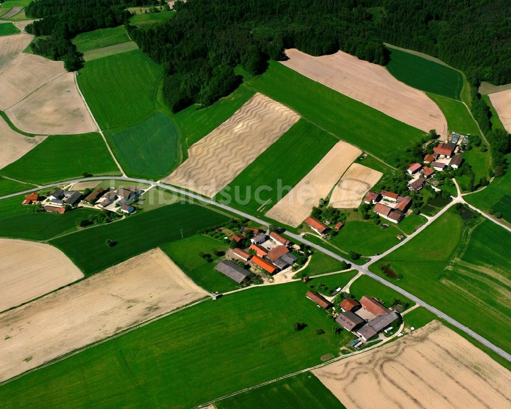 Bad Birnbach von oben - Dorfkern am Feldrand in Bad Birnbach im Bundesland Bayern, Deutschland