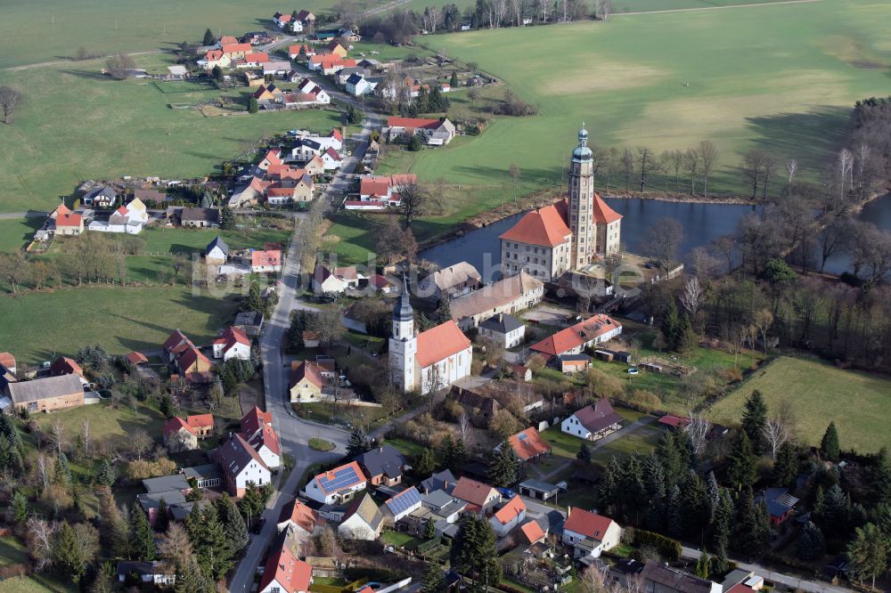 Luftaufnahme Bad Schmiedeberg - Dorfkern am Feldrand in Bad Schmiedeberg im Bundesland Sachsen-Anhalt, Deutschland