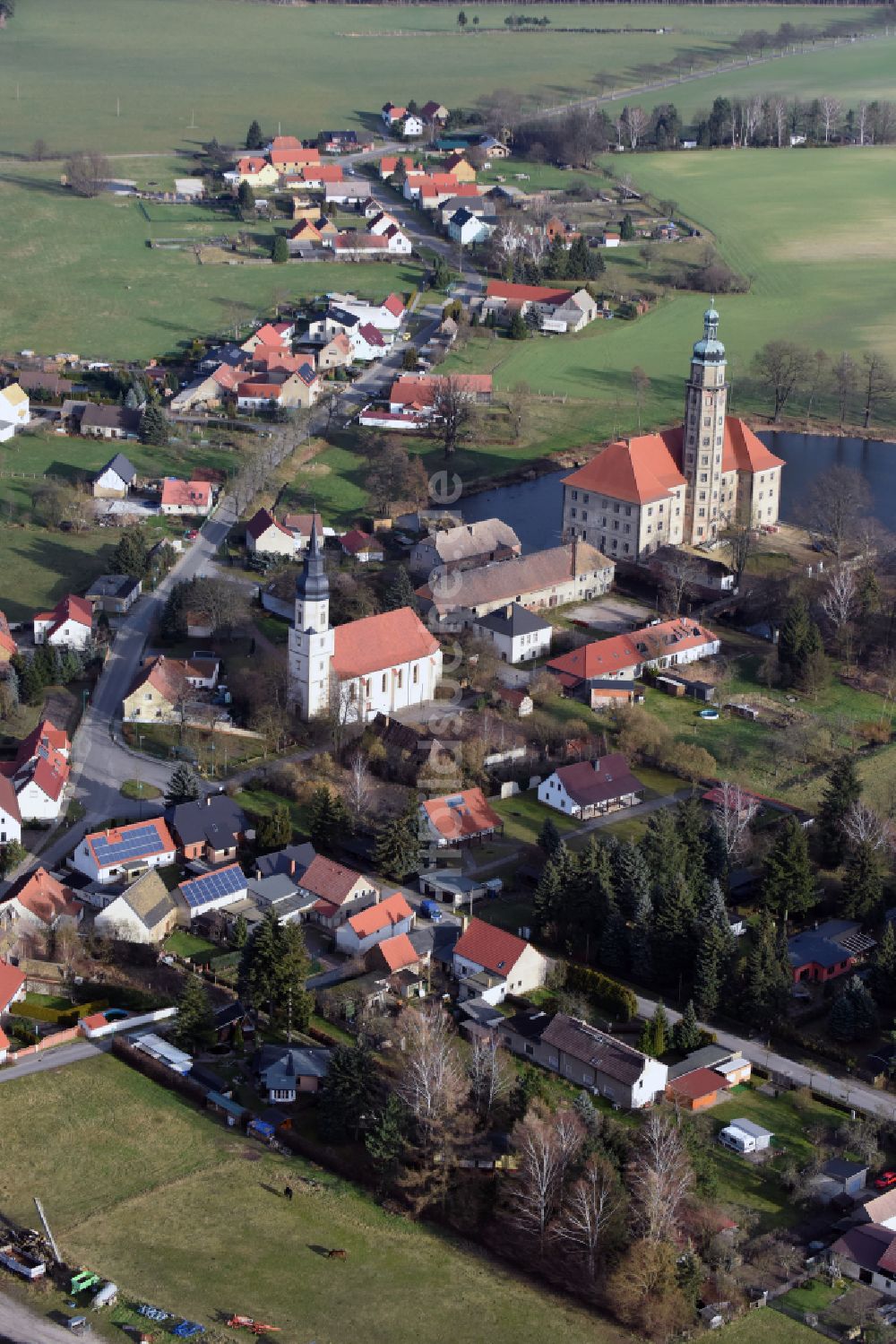 Bad Schmiedeberg von oben - Dorfkern am Feldrand in Bad Schmiedeberg im Bundesland Sachsen-Anhalt, Deutschland