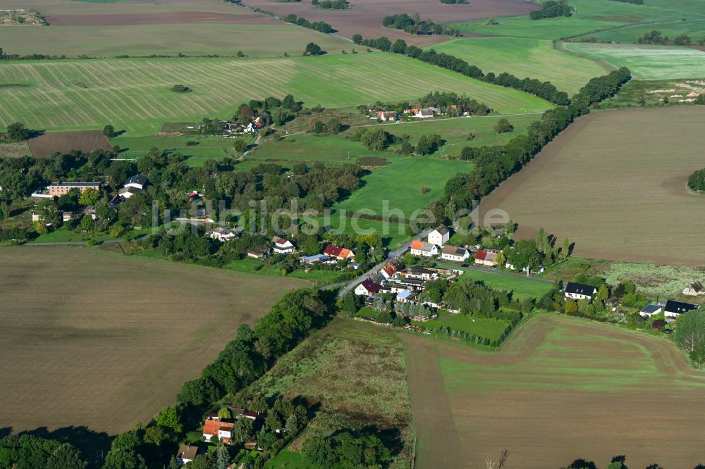 Luftaufnahme Badingen - Dorfkern am Feldrand in Badingen im Bundesland Brandenburg, Deutschland