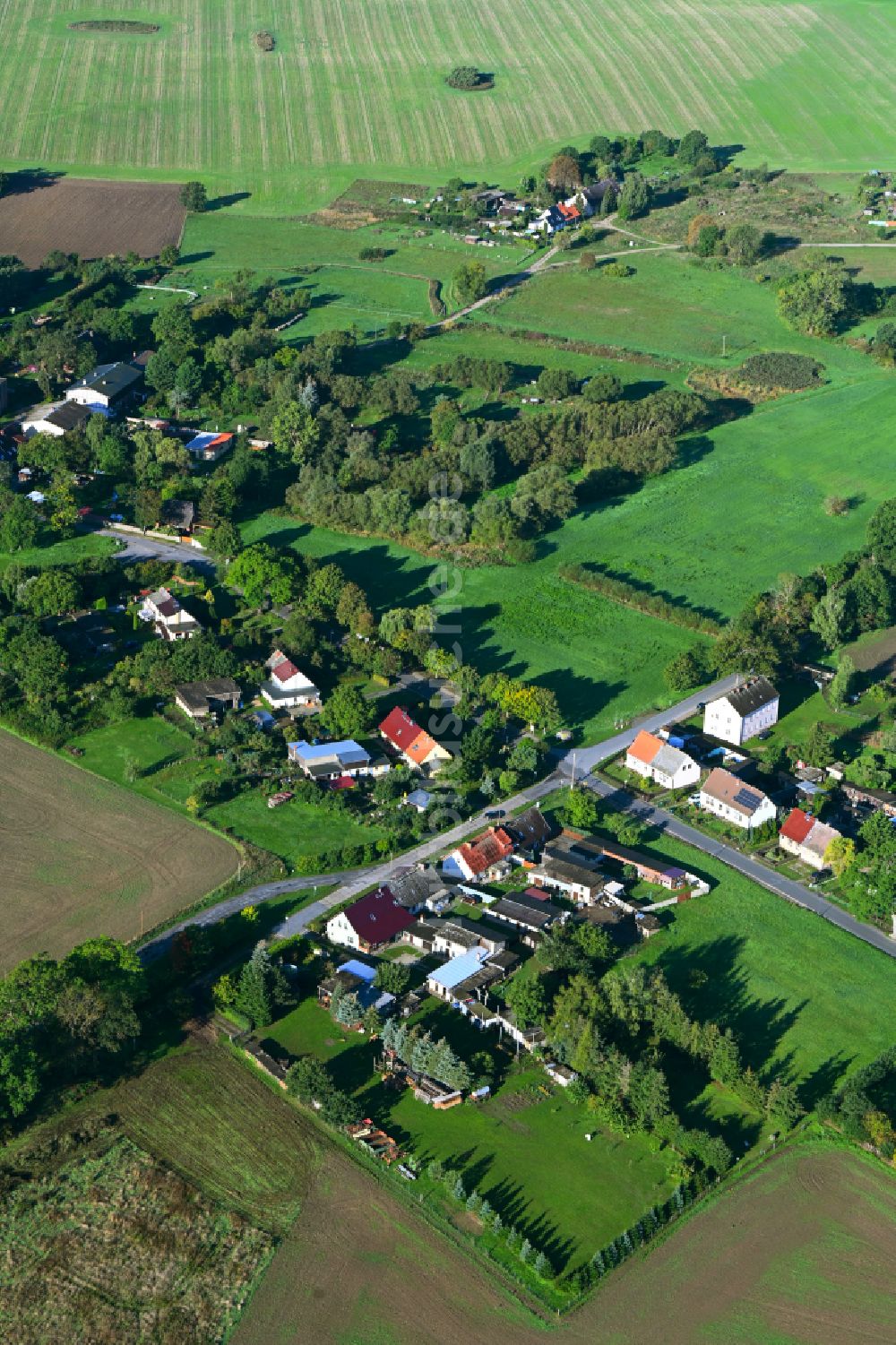 Badingen aus der Vogelperspektive: Dorfkern am Feldrand in Badingen im Bundesland Brandenburg, Deutschland