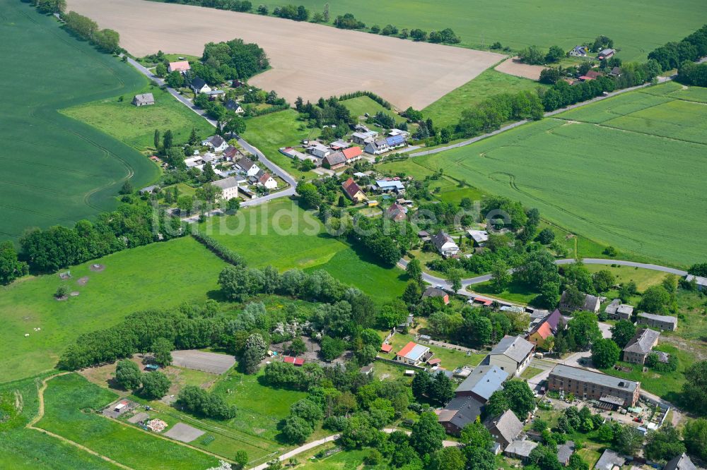 Luftbild Badingen - Dorfkern am Feldrand in Badingen im Bundesland Brandenburg, Deutschland