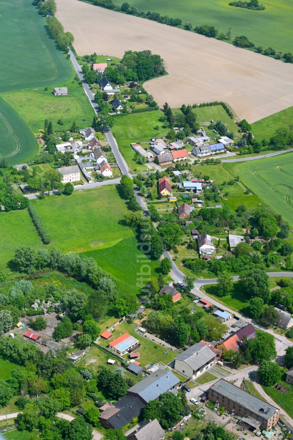 Luftaufnahme Badingen - Dorfkern am Feldrand in Badingen im Bundesland Brandenburg, Deutschland