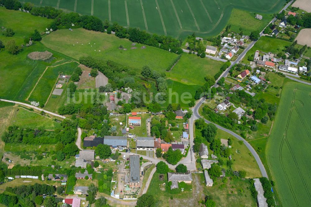 Badingen von oben - Dorfkern am Feldrand in Badingen im Bundesland Brandenburg, Deutschland