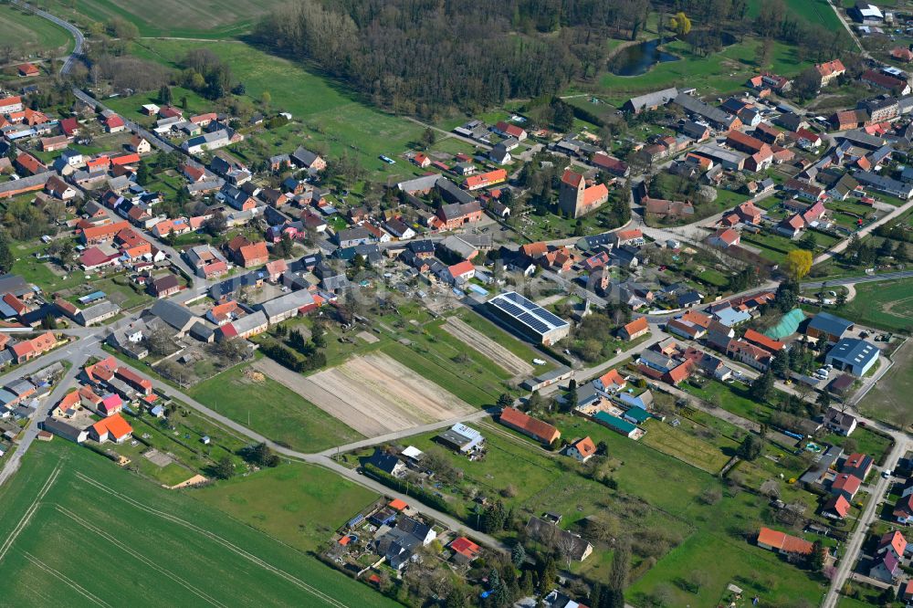 Badingen aus der Vogelperspektive: Dorfkern am Feldrand in Badingen im Bundesland Sachsen-Anhalt, Deutschland