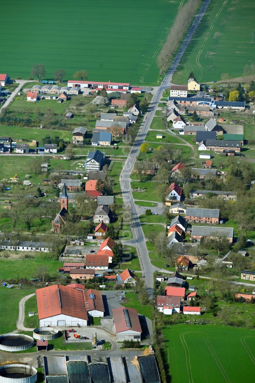 Bagemuehl aus der Vogelperspektive: Dorfkern am Feldrand in Bagemuehl im Bundesland Brandenburg, Deutschland