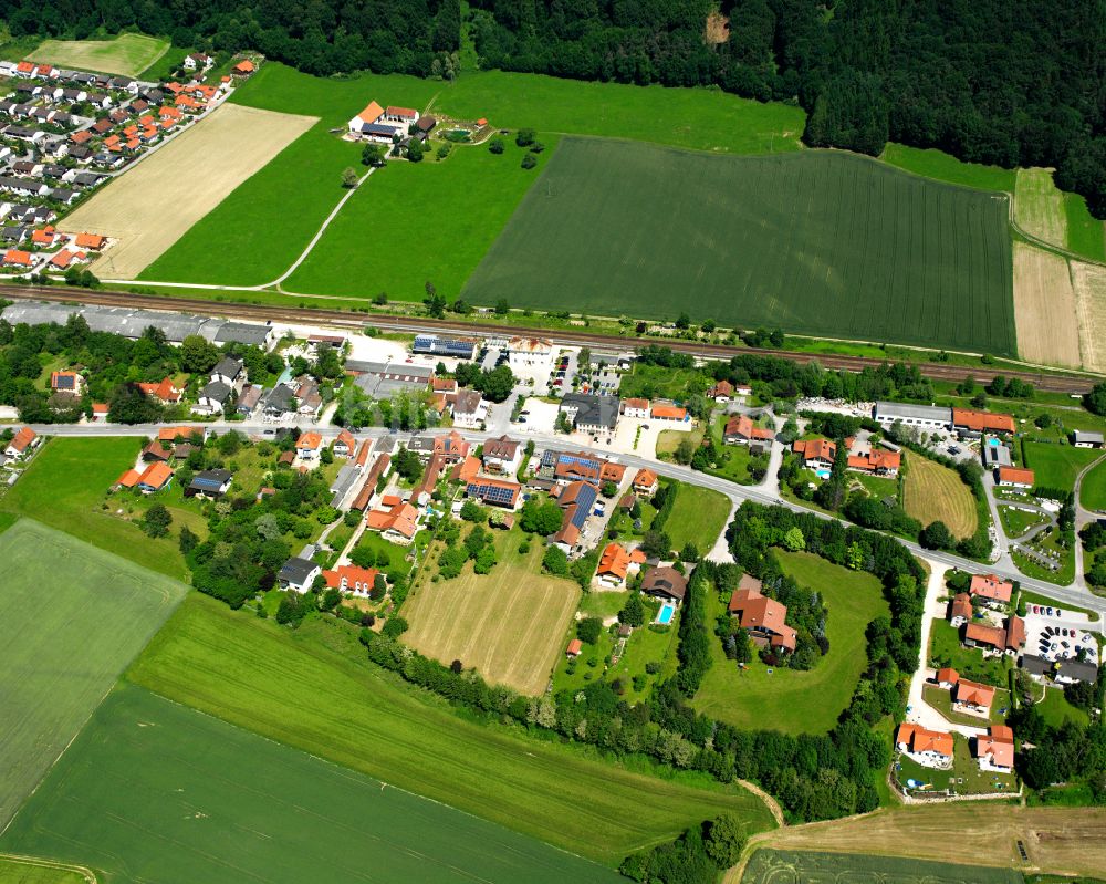 Am Bahnhof von oben - Dorfkern am Feldrand in Am Bahnhof im Bundesland Bayern, Deutschland