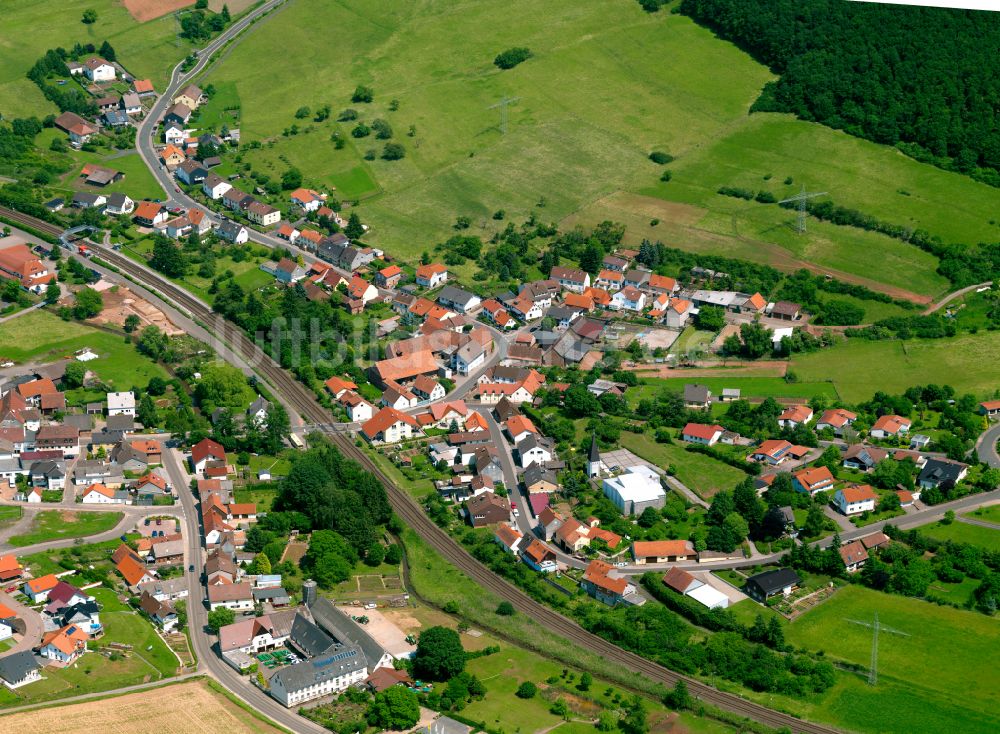 Bahnhof Langmeil aus der Vogelperspektive: Dorfkern am Feldrand in Bahnhof Langmeil im Bundesland Rheinland-Pfalz, Deutschland