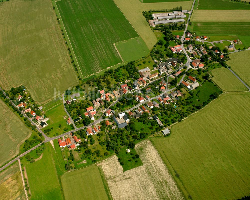 Bahra aus der Vogelperspektive: Dorfkern am Feldrand in Bahra im Bundesland Sachsen, Deutschland