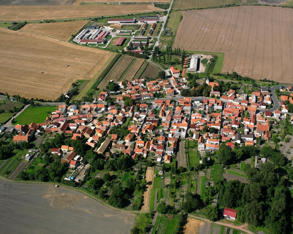 Luftaufnahme Ballhausen - Dorfkern am Feldrand in Ballhausen im Bundesland Thüringen, Deutschland