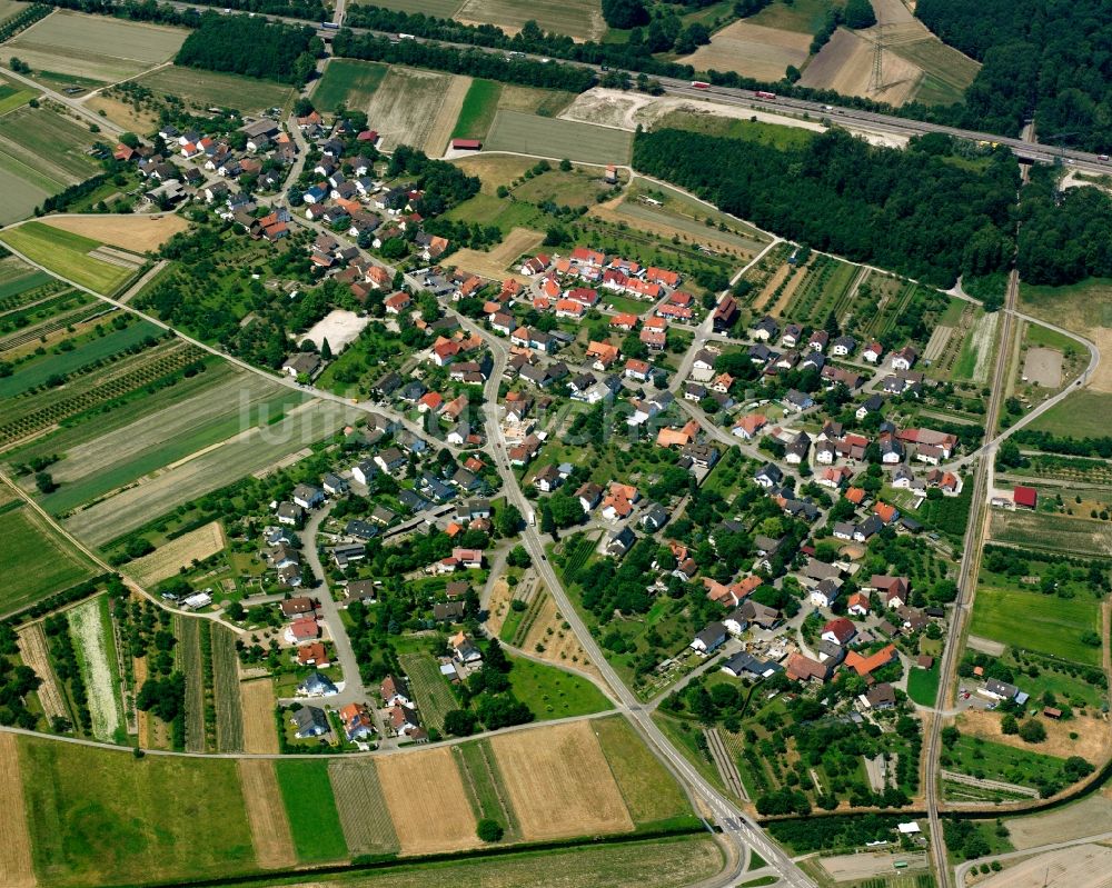 Balzhofen von oben - Dorfkern am Feldrand in Balzhofen im Bundesland Baden-Württemberg, Deutschland