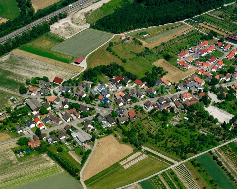 Balzhofen von oben - Dorfkern am Feldrand in Balzhofen im Bundesland Baden-Württemberg, Deutschland