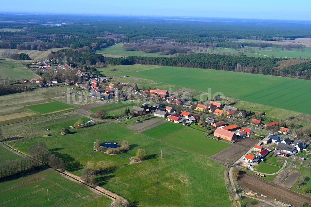 Luftaufnahme Banzendorf - Dorfkern am Feldrand in Banzendorf im Bundesland Brandenburg, Deutschland