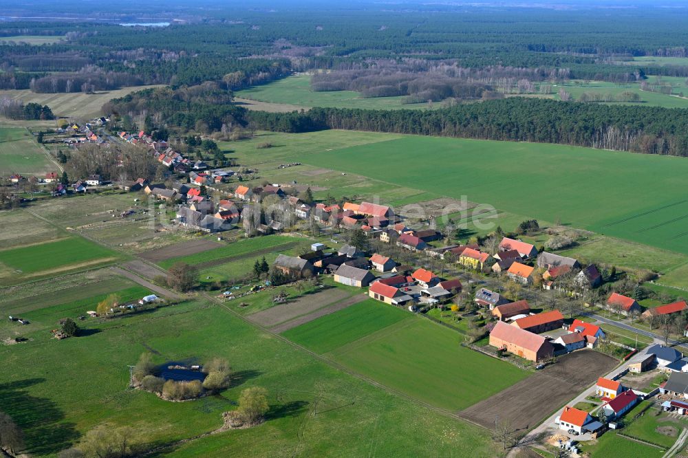 Banzendorf von oben - Dorfkern am Feldrand in Banzendorf im Bundesland Brandenburg, Deutschland