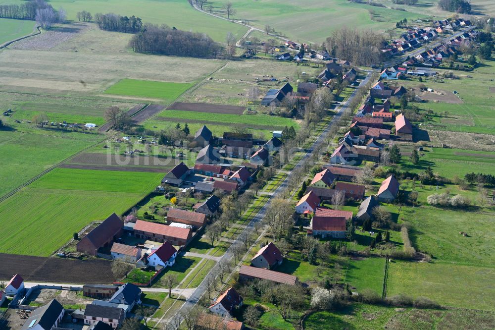 Banzendorf von oben - Dorfkern am Feldrand in Banzendorf im Bundesland Brandenburg, Deutschland