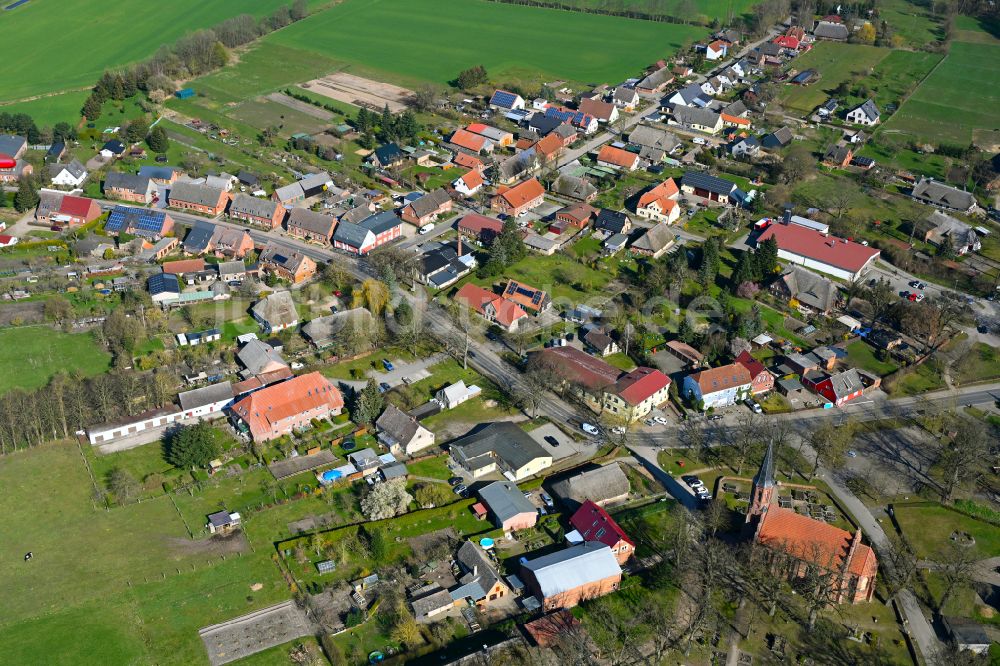 Luftaufnahme Banzkow - Dorfkern am Feldrand in Banzkow im Bundesland Mecklenburg-Vorpommern, Deutschland