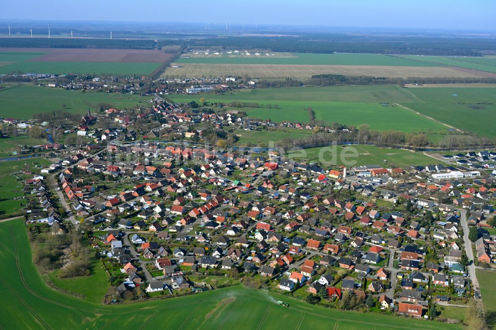 Banzkow von oben - Dorfkern am Feldrand in Banzkow im Bundesland Mecklenburg-Vorpommern, Deutschland