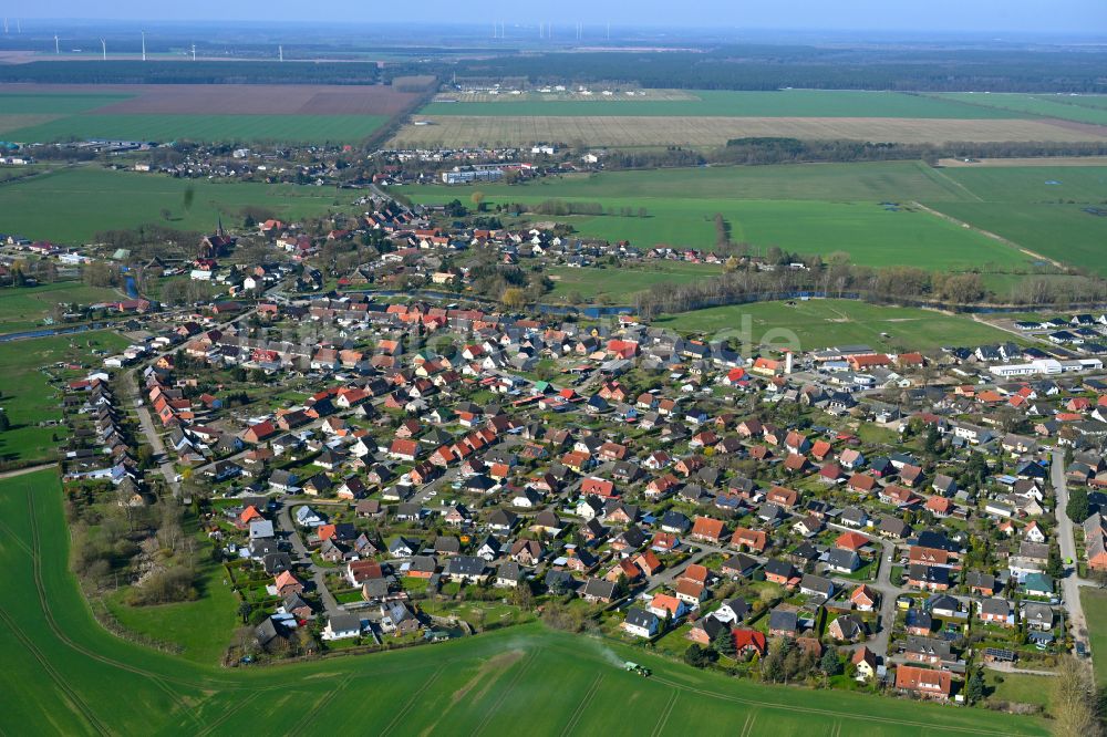 Banzkow aus der Vogelperspektive: Dorfkern am Feldrand in Banzkow im Bundesland Mecklenburg-Vorpommern, Deutschland