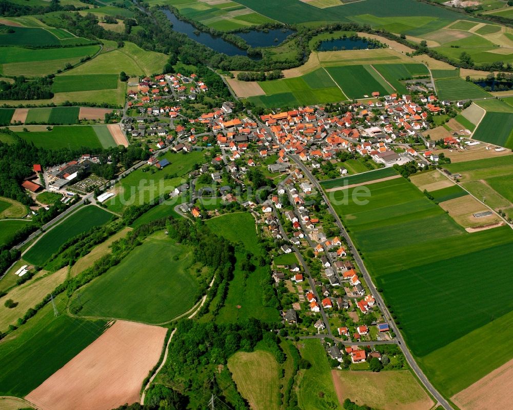 Baumbach von oben - Dorfkern am Feldrand in Baumbach im Bundesland Hessen, Deutschland