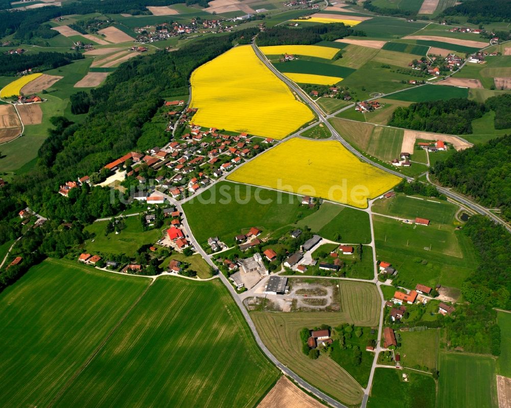 Baumgarten von oben - Dorfkern am Feldrand in Baumgarten im Bundesland Bayern, Deutschland