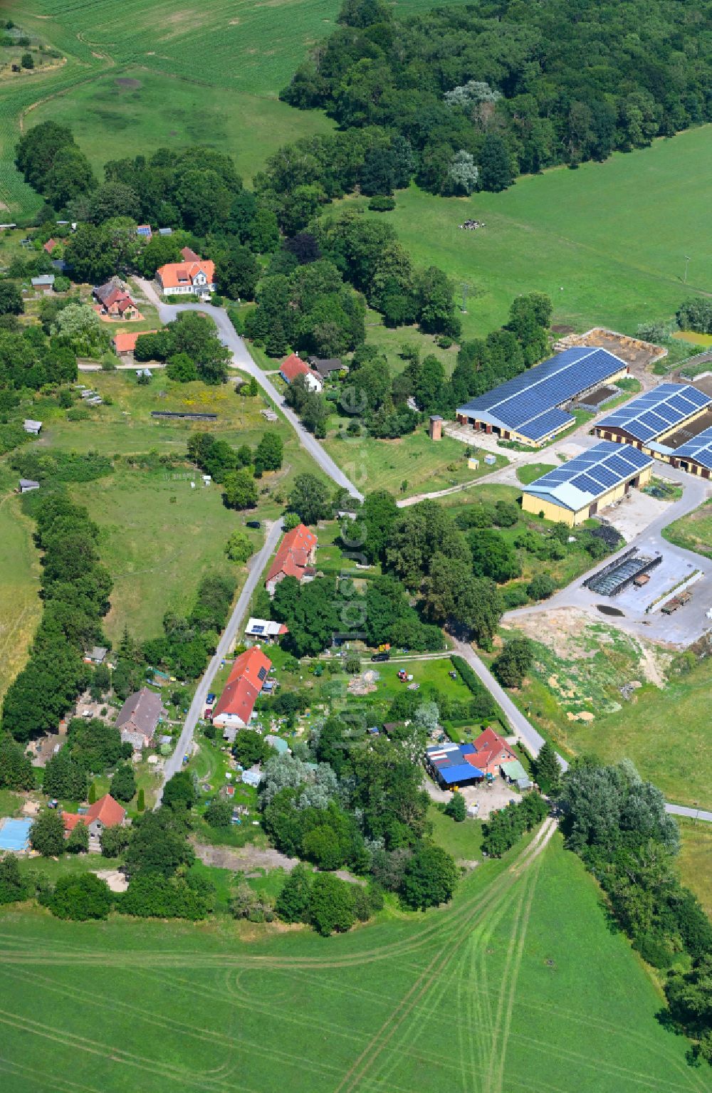 Baumgarten aus der Vogelperspektive: Dorfkern am Feldrand in Baumgarten im Bundesland Mecklenburg-Vorpommern, Deutschland