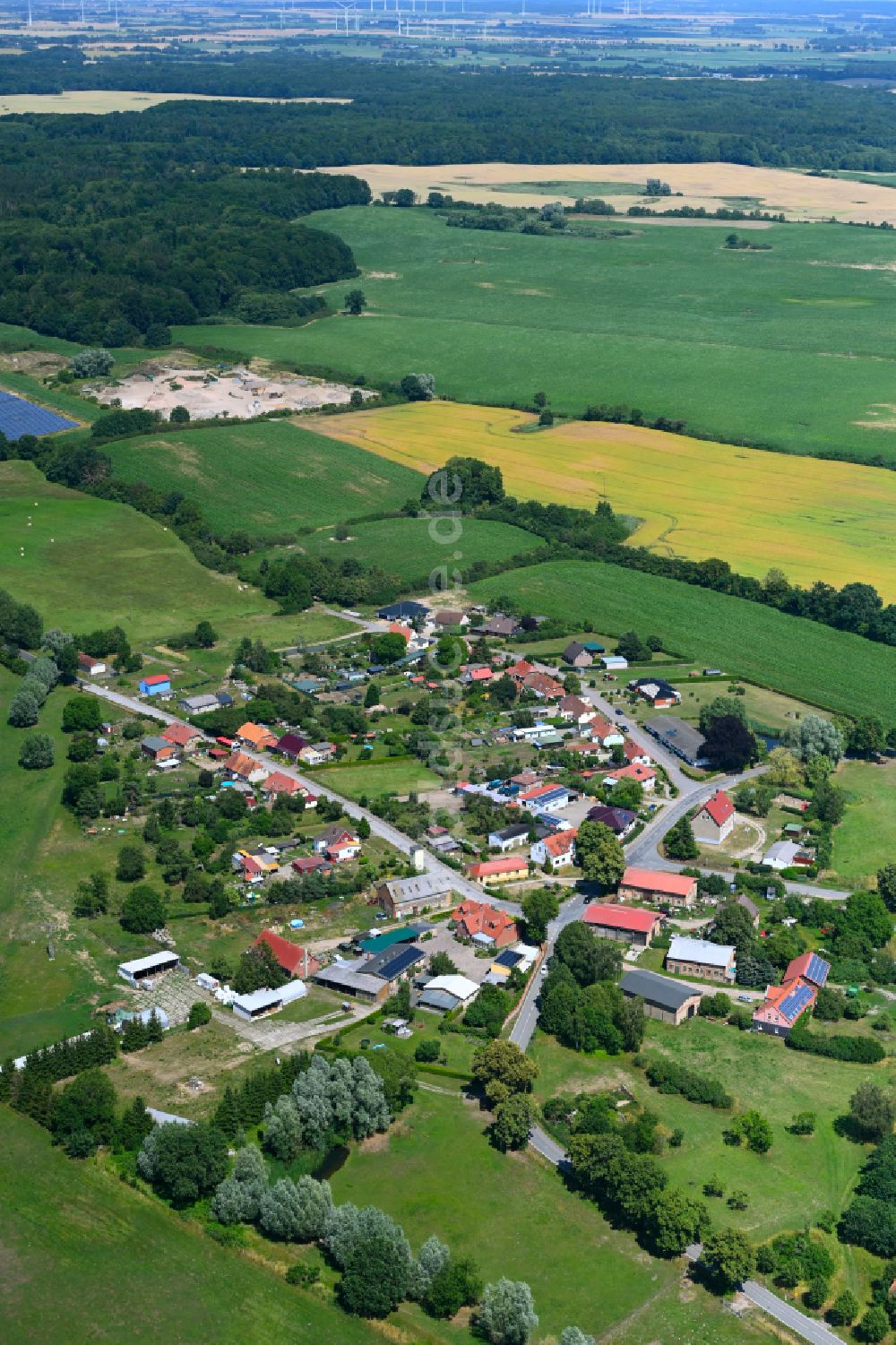 Luftaufnahme Baumgarten - Dorfkern am Feldrand in Baumgarten im Bundesland Mecklenburg-Vorpommern, Deutschland