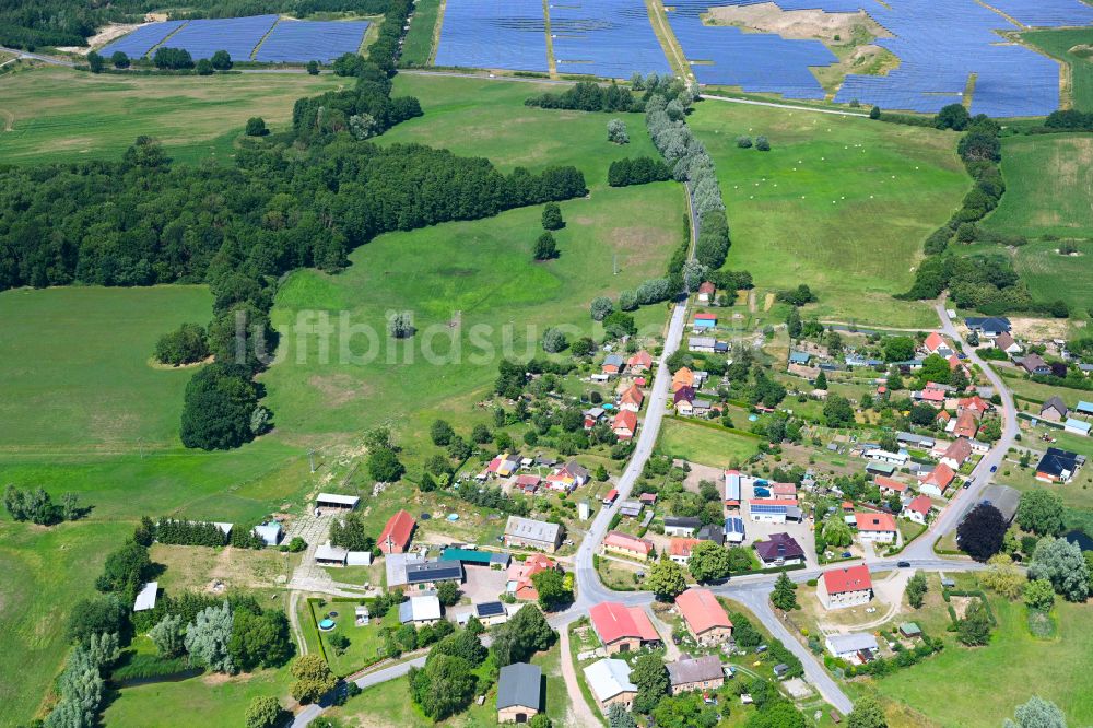 Baumgarten von oben - Dorfkern am Feldrand in Baumgarten im Bundesland Mecklenburg-Vorpommern, Deutschland